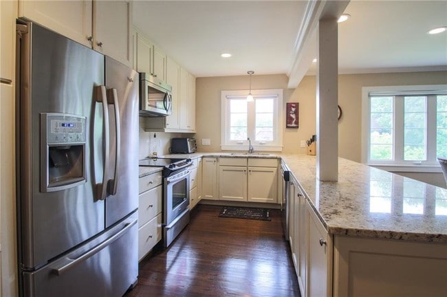 Building Photo - 820 East Ave