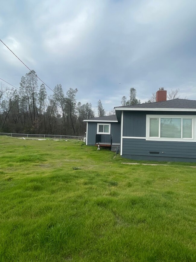 Building Photo - 3 BEDROOM 2 BATH SPACIOUS ANDERSON HOME