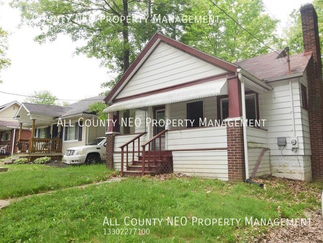 Building Photo - Charming 3-Bedroom Akron Home with Hardwoo...