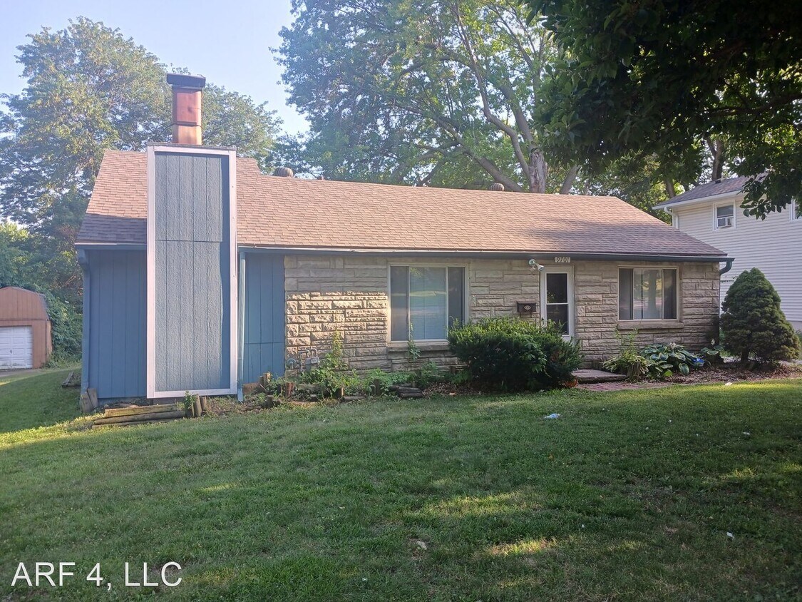 Foto principal - 3 br, 1.5 bath House - 9701 E 66th Street