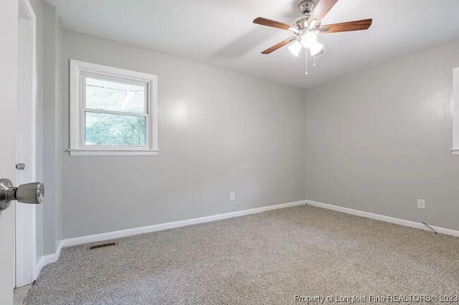 Foto del edificio - 3221 Rogers Dr