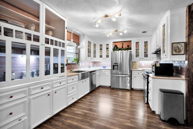 Foto del edificio - 15276 Capitol Hill Rd