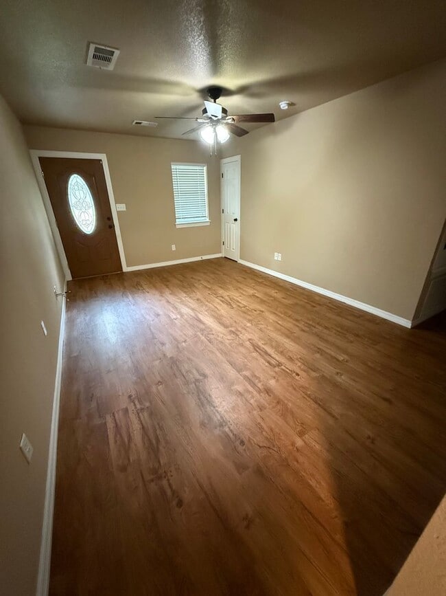 Building Photo - 2 Bed 1 Bath House with Car Port and Fence in Backyard.