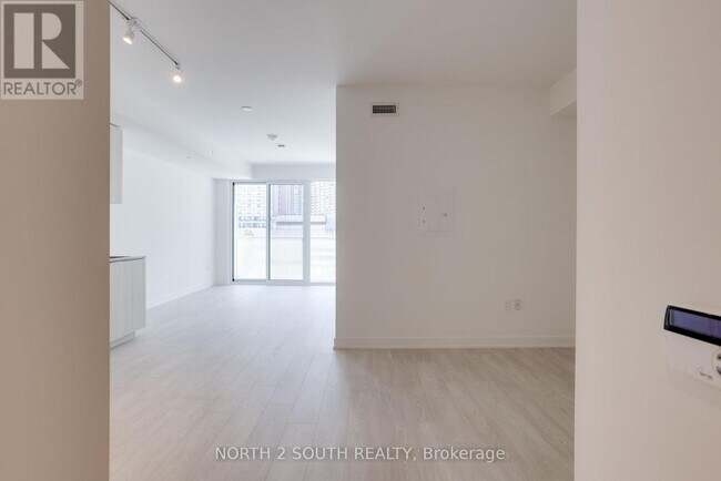 Building Photo - 15 Queens Quay E