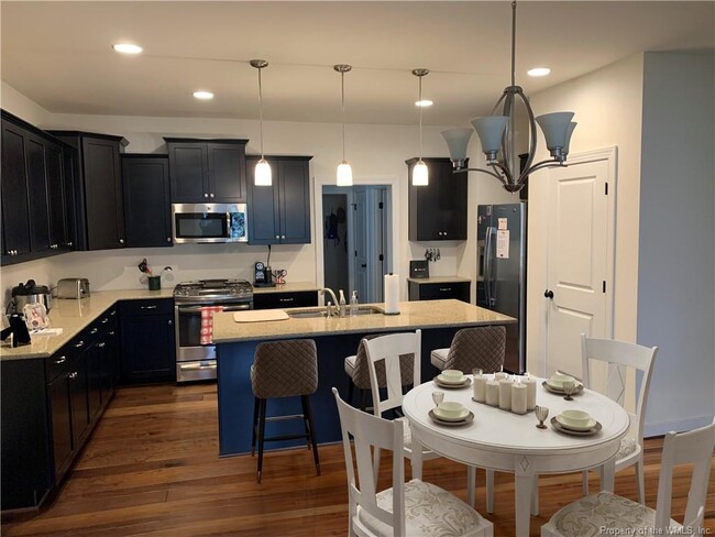 Building Photo - 4818 Village Walk