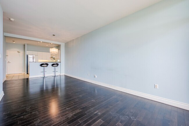 Building Photo - 1-601 Leaside Park Dr
