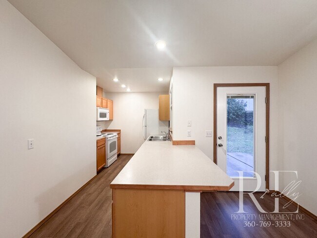 Foto del edificio - Freshly Updated Duplex with Private Yard & Garage on Quiet Dead-End Street