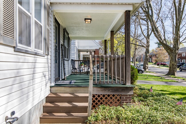 Foto del edificio - 1617 Cloverleaf St