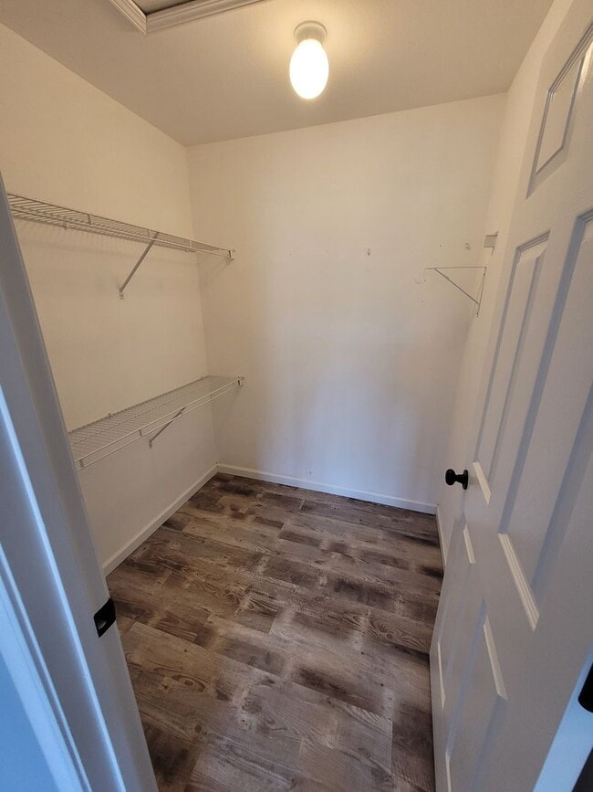 Foto del edificio - 404 Shade Tree Ln