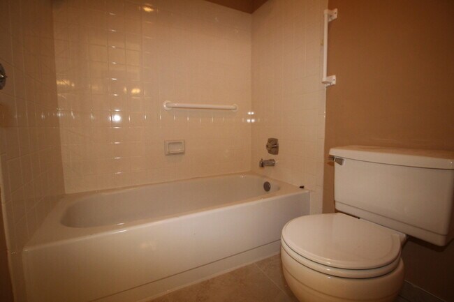 Building Photo - 5939 Forest Hill Blvd