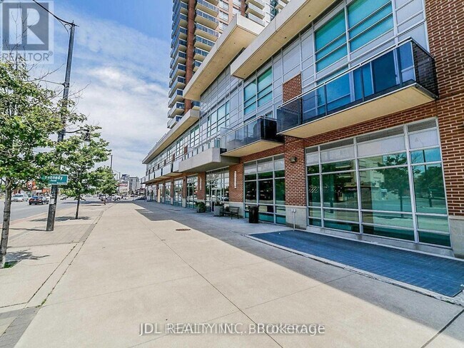 Photo du bâtiment - 215-215 Queen St W