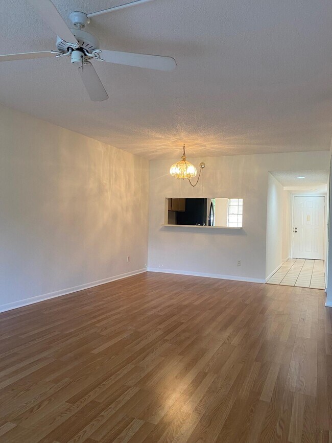 Foto del edificio - 401 Pinecrest Cir