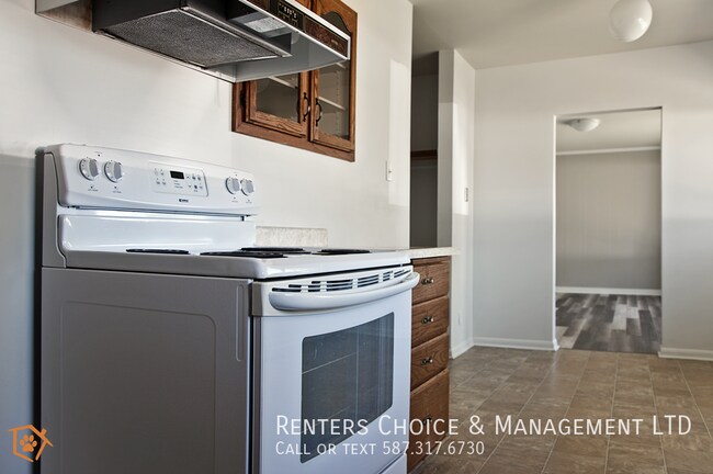 Photo du bâtiment - Dog Friendly Main Floor Suite with Fenced Yard & Driveway Parking