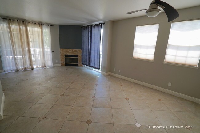 Building Photo - Valencia Condo for Rent in the Siena Villas!
