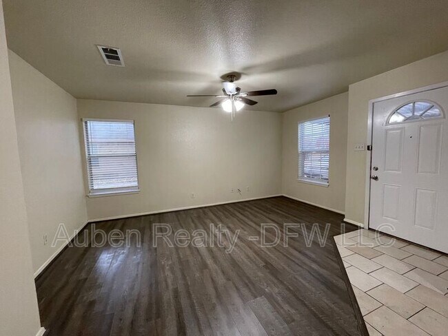 Foto del edificio - 121 Cambridge Dr