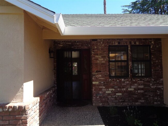 Building Photo - 911 Mariposa Dr