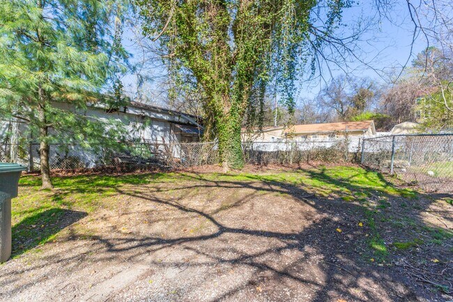 Building Photo - Charming 2 Bedroom home within walking dis...