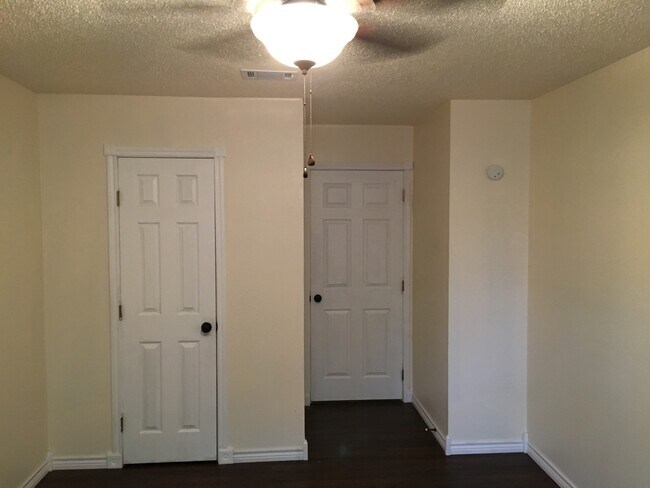 Building Photo - 3215 Ellen Dr