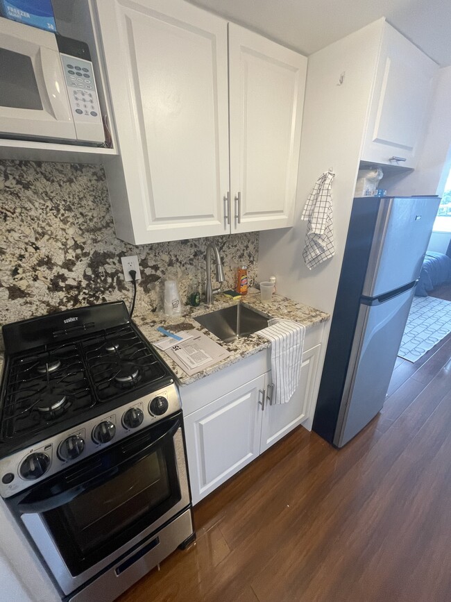 Renovated kitchen with new appliances - 6484 Indian Creek Dr