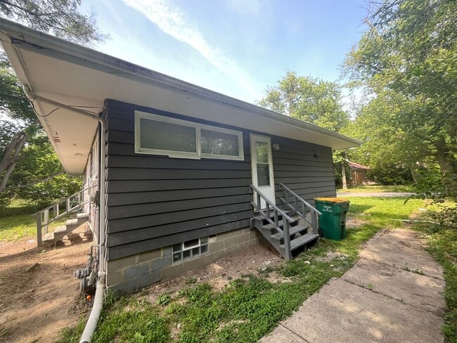 Building Photo - WOW! This is a Home! 3-bedroom, 1-bath hom...