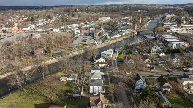 Foto del edificio - 73 Roselawn Ave
