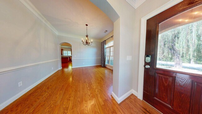 Foto del edificio - 2172 N Donahue Dr