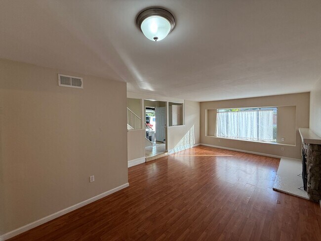 Foto del edificio - 5 bed 2.5 bath on New Mills!