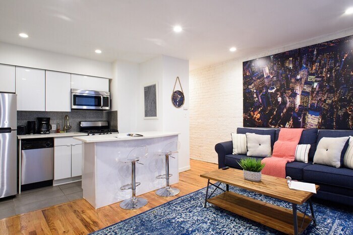 Primary Photo - 26-4B Newly Furnished 1BR W/D Courtyard