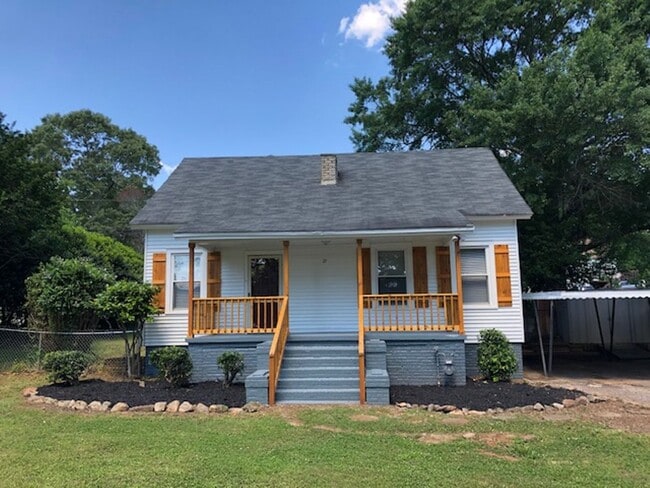 Building Photo - 2 BR, 1 Bath Bungalow located 1 mile from ...