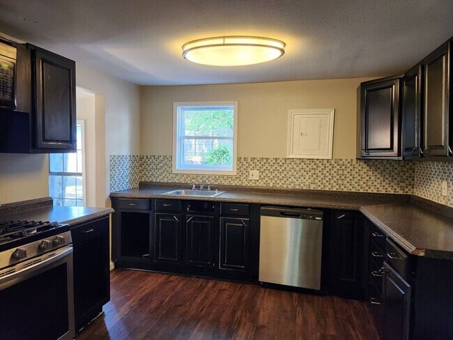 Building Photo - JULY MOVE IN SPECIAL: FREE 1st month w/18-...