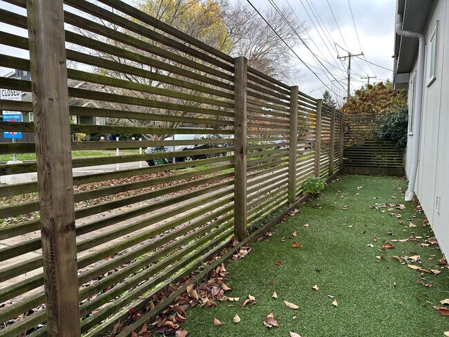 Foto del edificio - 2 bed Ballard Townhouse with everything.