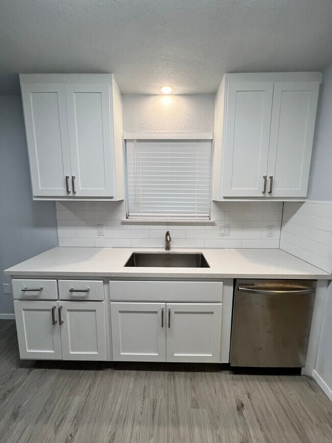 Building Photo - 6004 Ridgecrest Dr
