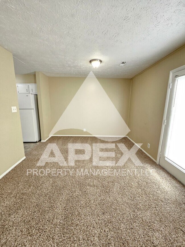 Building Photo - Nice 3Bd 1.5 Townhouse in WEST KNOX off Cedarbluff! END UNIT!