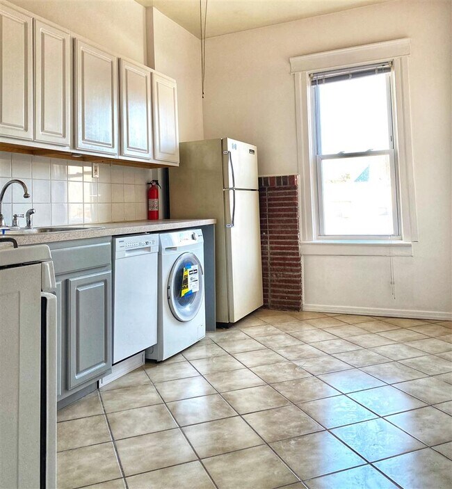 Foto del edificio - 114 Carlton Ave