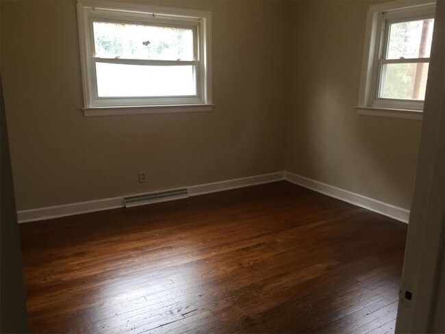Building Photo - Desirable first floor 2 bedroom apartment