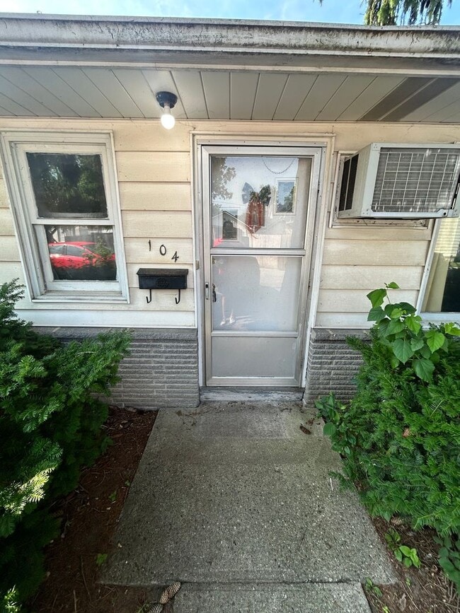 Building Photo - 104-110 Maple Ln