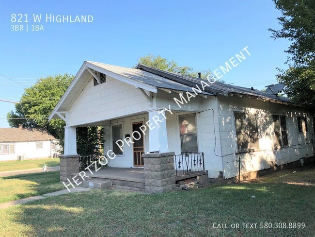 Building Photo - Large 3 Bedroom!