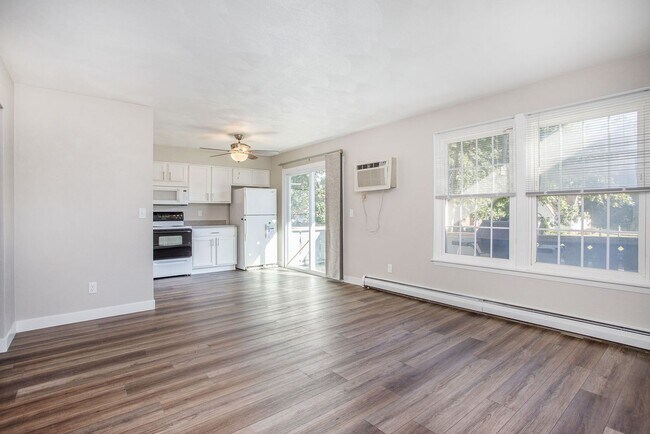 Foto del edificio - Newly Remodeled 2bed 1 bath apartment in Urbandale! - Ask about our security deposit alternative!