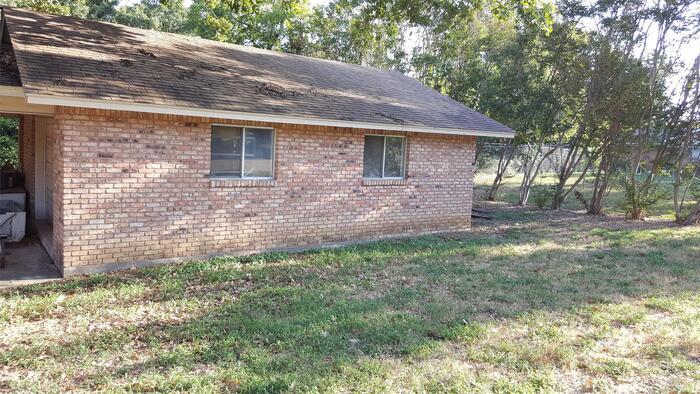 Foto principal - 2 Bedroom 1 Bath Converted Garage