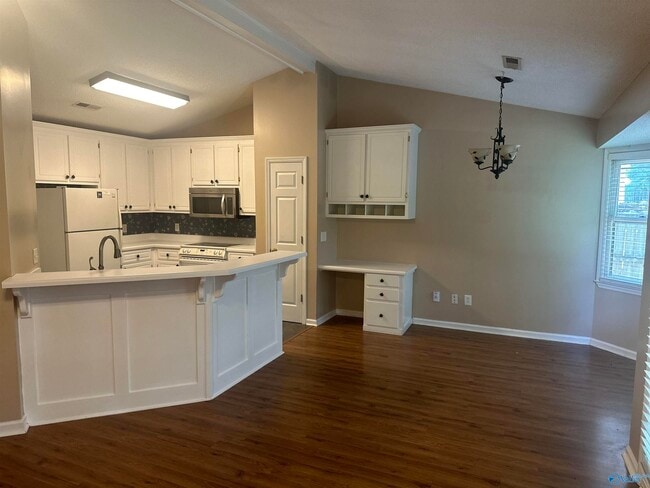 Building Photo - 136 Hollington Dr NE