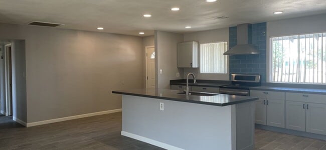 Building Photo - "COMING SOON" EARLY AUGUST Lovely 3 bedroo...
