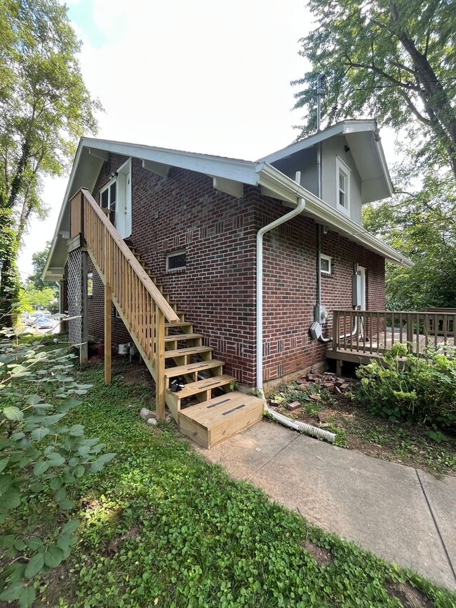 Building Photo - 110 E Hillside Dr