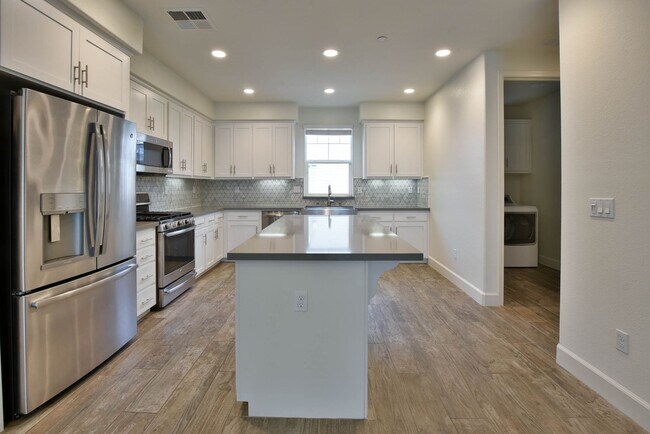 Building Photo - Gorgeous Tri-Level 3 bedroom 3.5 bath Town...