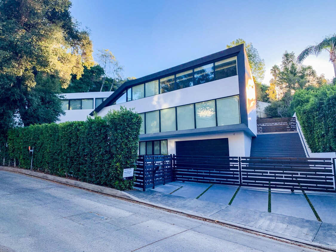 2210 N Bowmont Dr, Beverly Hills, CA 90210 House for Rent in Beverly