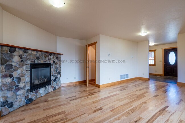Building Photo - Looking for Air Conditioning? - 4 Bed 2.5 Bath upgraded townhome