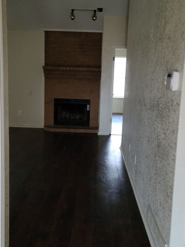 Building Photo - 4 bedroom 2 bathroom house! HOUSING ACCEPTED!