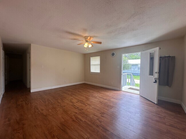 Building Photo - 2 bedroom 1 bath Duplex | Full Size Laundry Connections | Wood Floors