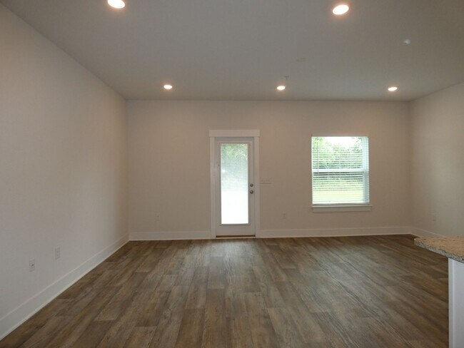 Building Photo - 3-Bedroom Townhome - Admiral's Quarters