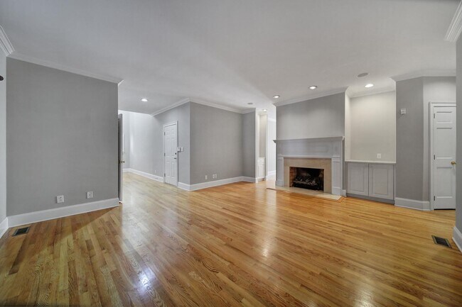 Building Photo - Stunning 4 Bed 4.5 Bath Home Just Minutes ...