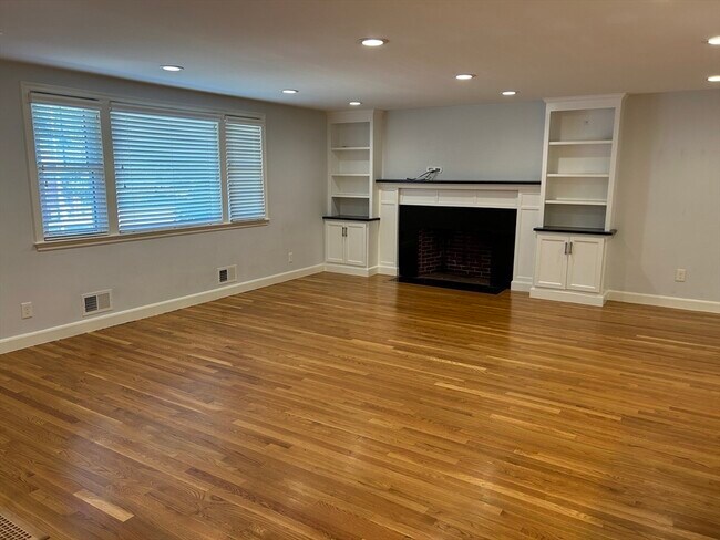 Foto del edificio - 109 Elmwood Rd